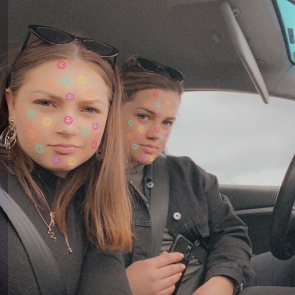 Meet your Posher, Zoe - Picture 2 of 3